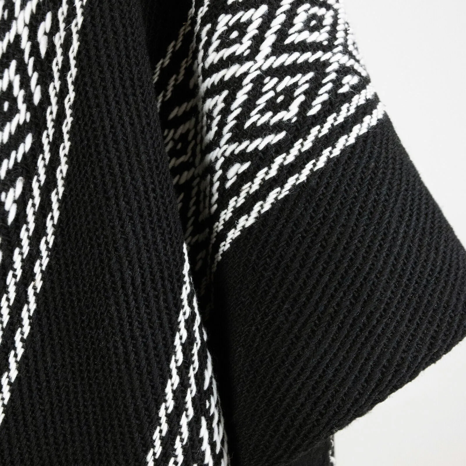 Shushufindi - Llama Wool Unisex South American Handwoven Thick Hooded Poncho - Geometric - Black/White